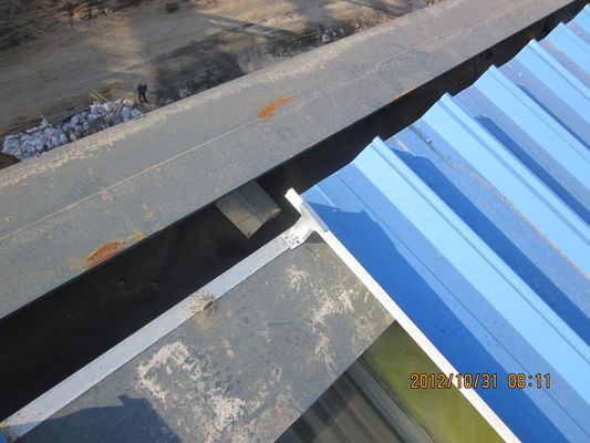 Cạnh 0,4mm Sandwich Panel 120km / H Steel Warehouse Construction