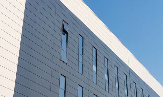 Khoang cấu trúc thép công nghiệp với cửa cuộn và hệ thống lớp phủ bằng gỗ đá chống cháy