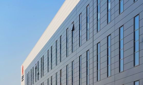 Khoang cấu trúc thép công nghiệp với cửa cuộn và hệ thống lớp phủ bằng gỗ đá chống cháy